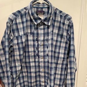 Men’s Patagonia button down fishing shirt -size L.